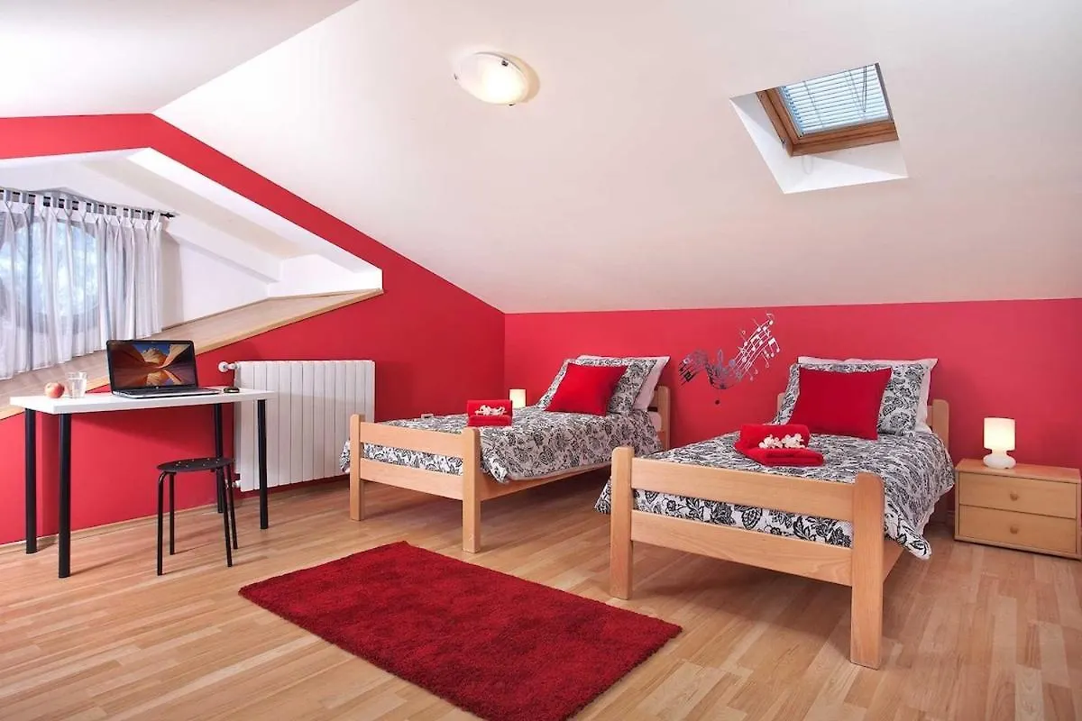 Villa Gloria, A Beautifully And Modernly Furnished Villa Nedescina Holiday home