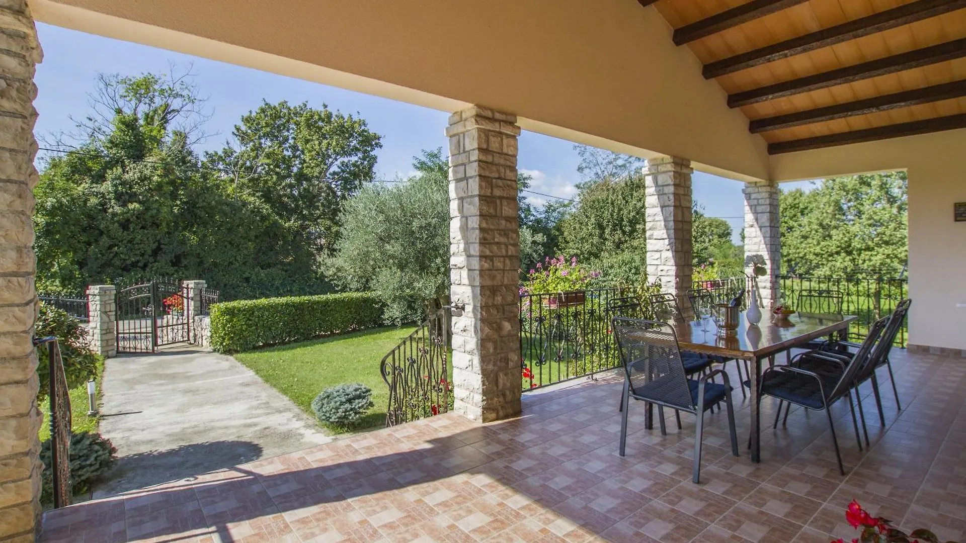Holiday home Villa Gloria, A Beautifully And Modernly Furnished Villa Nedescina